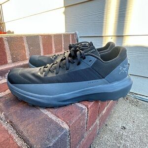 Arc'teryx Men's Charcoal Athletic Shoes sz 10.5